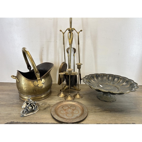 434 - A collection of metalware to include Victorian brass helmet coal scuttle, Myth & Magic Hold On Tight... 