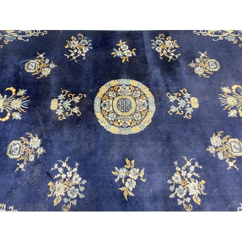 136 - A Lahore Carpet Co. Pakistani blue floral pattern rug - approx. 280cm x 190cm