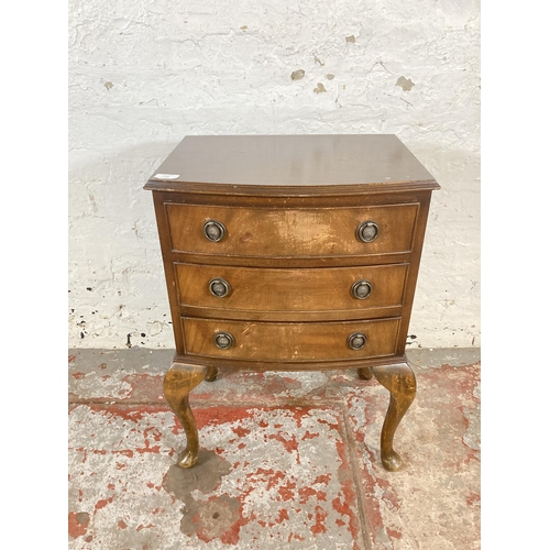149 - A Regency style mahogany bedside chest of drawers on cabriole supports - approx. 68cm high x 47cm wi... 