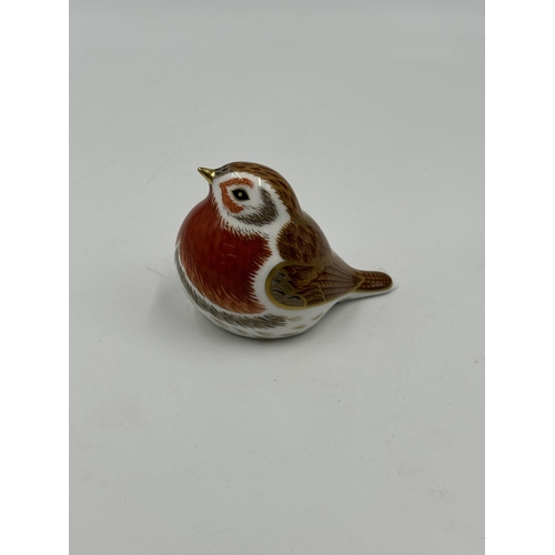 303 - A Royal Crown Derby Royal Robin paperweight with gold stopper - approx. 5.5cm high