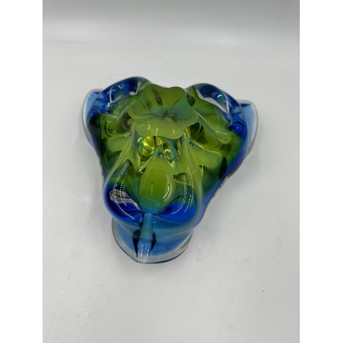 324 - A mid 20th century Chribska art glass bowl by Josef Hospodska - approx. 20cm diameter