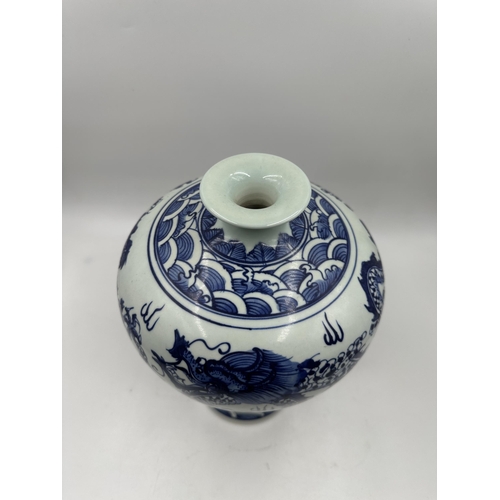 330 - A Chinese blue and white porcelain dragon pattern vase - approx. 29cm high