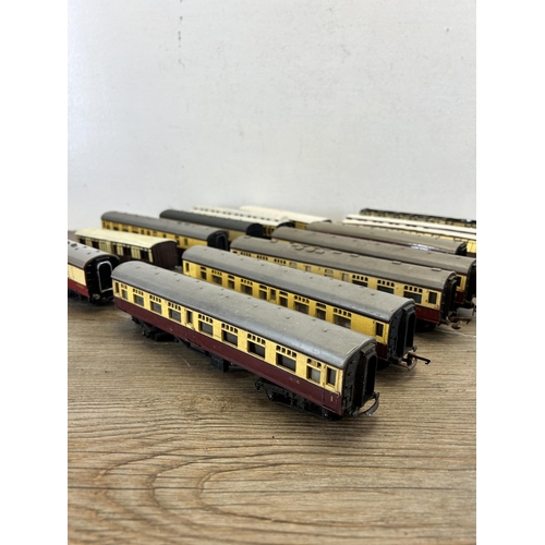 447 - A collection of model railway carriages to include Triang, Hornby etc.