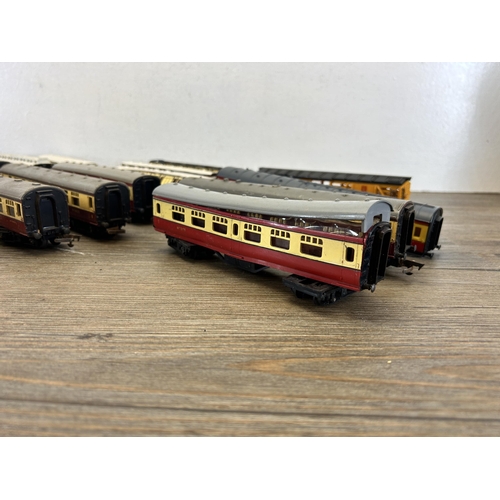 447 - A collection of model railway carriages to include Triang, Hornby etc.