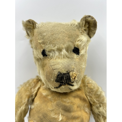 455 - A vintage teddy bear