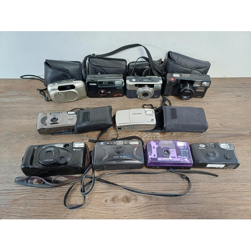 610 - A collection of compact cameras to include Minolta Riva Zoom 75W, Konica, Yashica, Halina etc.