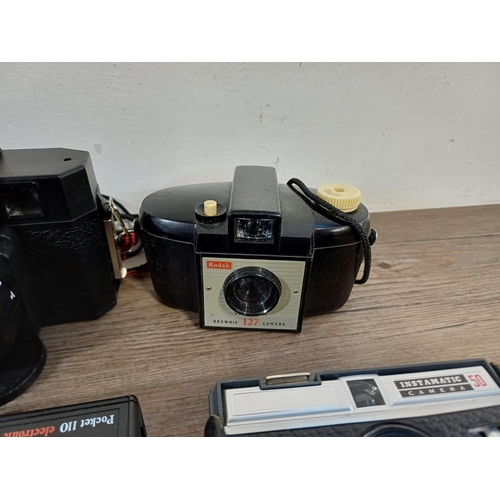 611 - A collection of vintage cameras to include Holga 120S for 120 film, Konica Pop, Kodak 'Brownie' 127,... 