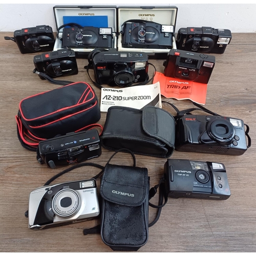 621 - Eleven Olympus compact 35mm cameras, two cased XA2 fitted with A11 flashes, one XA2 fitted with A11 ... 