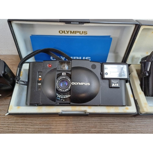 621 - Eleven Olympus compact 35mm cameras, two cased XA2 fitted with A11 flashes, one XA2 fitted with A11 ... 