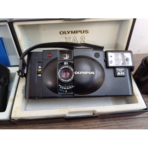 621 - Eleven Olympus compact 35mm cameras, two cased XA2 fitted with A11 flashes, one XA2 fitted with A11 ... 