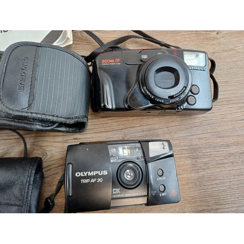 621 - Eleven Olympus compact 35mm cameras, two cased XA2 fitted with A11 flashes, one XA2 fitted with A11 ... 