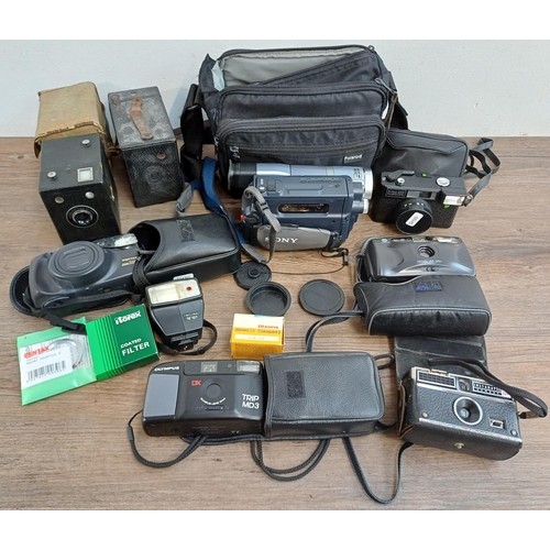 624 - A collection of cameras to include cased Olympus Trip MD3, Pentax Zoom 105-R, Minolta Riva AF35c, Ko... 