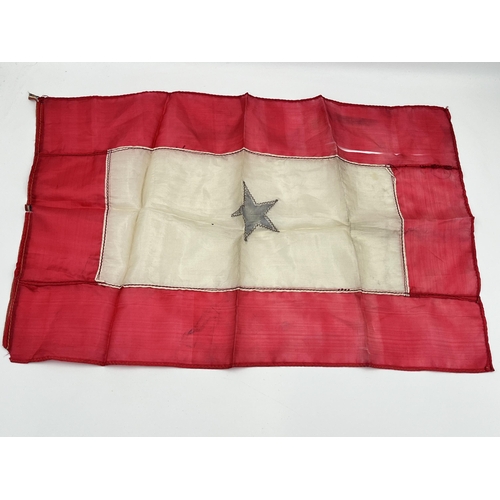 2223 - A collection of WWI American militaria to include Victory medal, Son in Service flag, Mexican Border... 