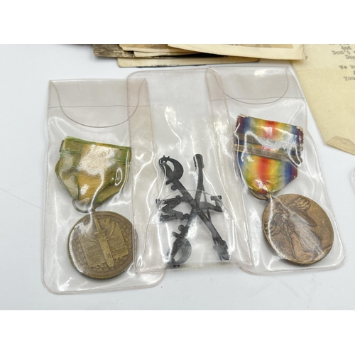 2223 - A collection of WWI American militaria to include Victory medal, Son in Service flag, Mexican Border... 