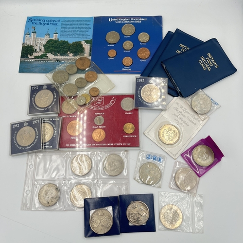 2247 - A collection of packaged coins to include 1990, 1999 and two 1997 £5 etc.