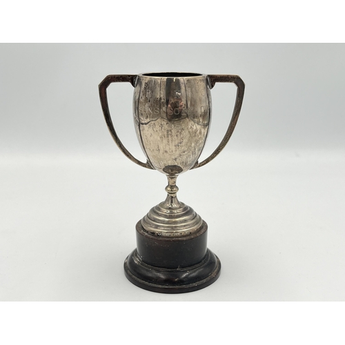 2288 - A mid 20th century sterling silver presentation trophy on detachable oak plinth - approx. gross silv... 