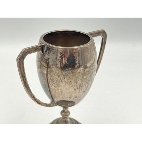 2288 - A mid 20th century sterling silver presentation trophy on detachable oak plinth - approx. gross silv... 