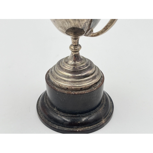 2288 - A mid 20th century sterling silver presentation trophy on detachable oak plinth - approx. gross silv... 