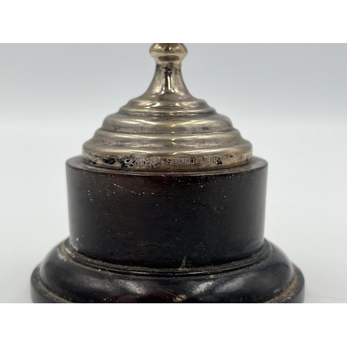 2288 - A mid 20th century sterling silver presentation trophy on detachable oak plinth - approx. gross silv... 