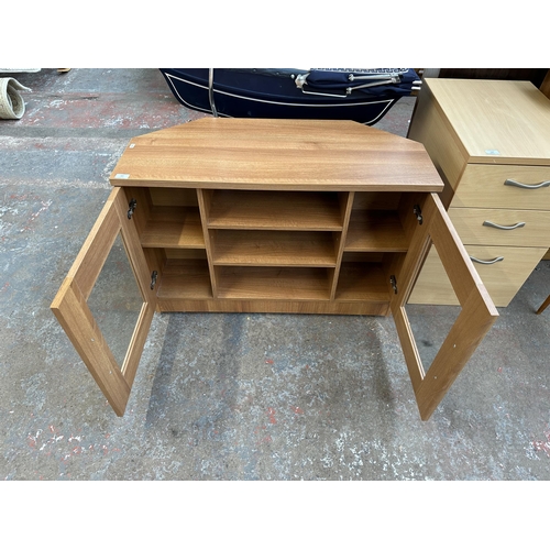 187 - A modern walnut effect TV stand - approx. 67cm high x 97cm wide x 42cm deep