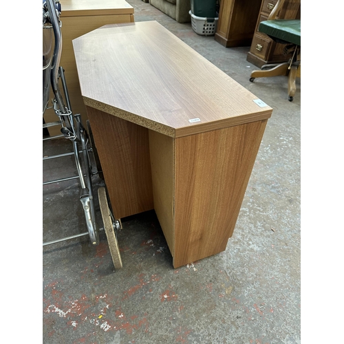 187 - A modern walnut effect TV stand - approx. 67cm high x 97cm wide x 42cm deep