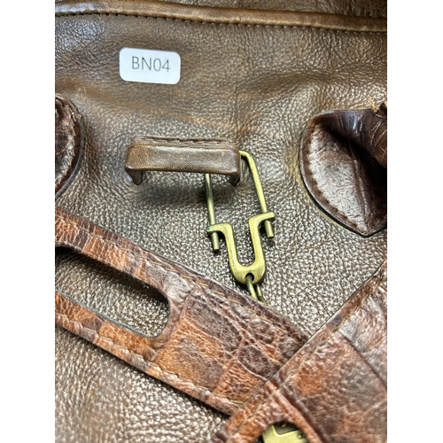 482 - A vintage Adpel Italian genuine leather duffle bag