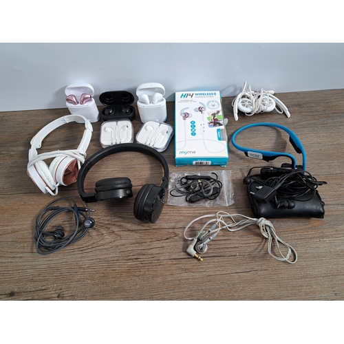 652 - A collection of headphones to include Aftershokz AS600, Philips SHN4600 noise-cancelling, MPOW BH437... 