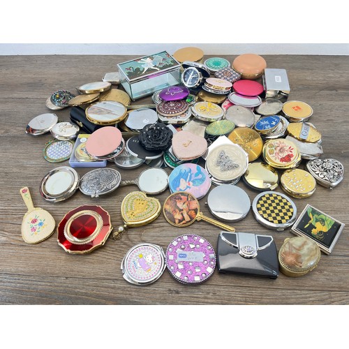 479 - A collection of compact mirrors and trinket boxes to include Stratton etc.