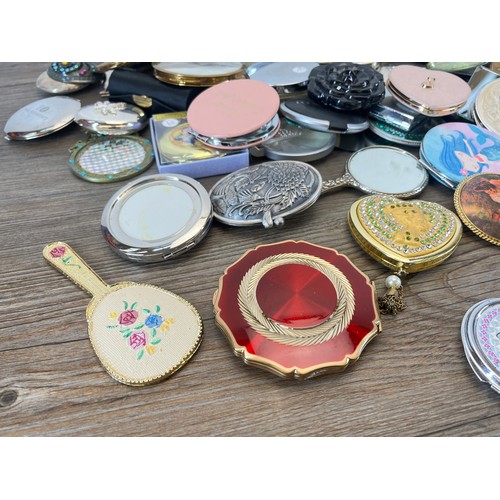 479 - A collection of compact mirrors and trinket boxes to include Stratton etc.