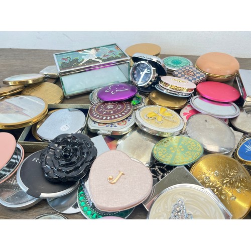 479 - A collection of compact mirrors and trinket boxes to include Stratton etc.