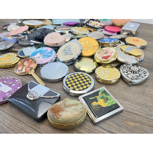 479 - A collection of compact mirrors and trinket boxes to include Stratton etc.