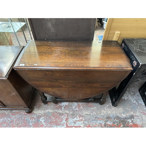 194 - A mid 20th century oak drop leaf gate leg dining table