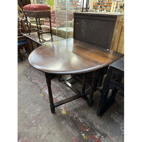 194 - A mid 20th century oak drop leaf gate leg dining table