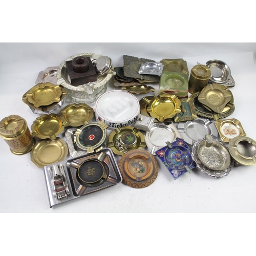 1093 - A large collection of antique and later ashtrays