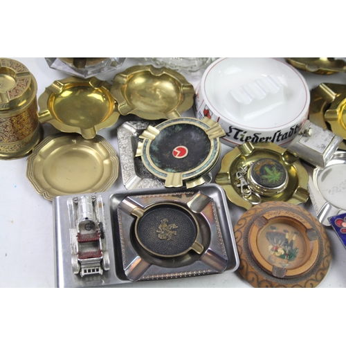 1093 - A large collection of antique and later ashtrays