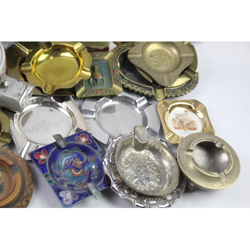 1093 - A large collection of antique and later ashtrays