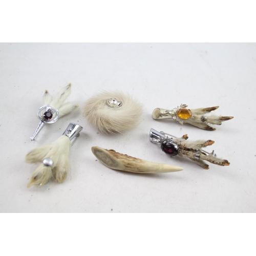 2383 - A collection of vintage brooches to include grouse foot, fur, antler etc.