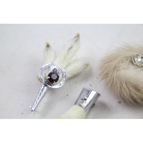 2383 - A collection of vintage brooches to include grouse foot, fur, antler etc.