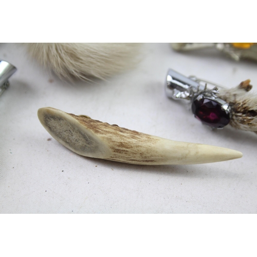 2383 - A collection of vintage brooches to include grouse foot, fur, antler etc.