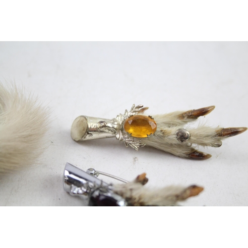 2383 - A collection of vintage brooches to include grouse foot, fur, antler etc.