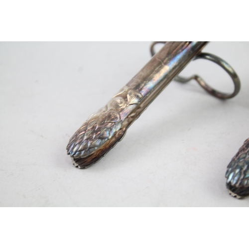 2478 - A pair of silver plated asparagus tongs - approx. gross weight 96g