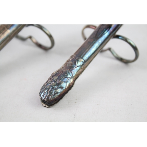 2478 - A pair of silver plated asparagus tongs - approx. gross weight 96g