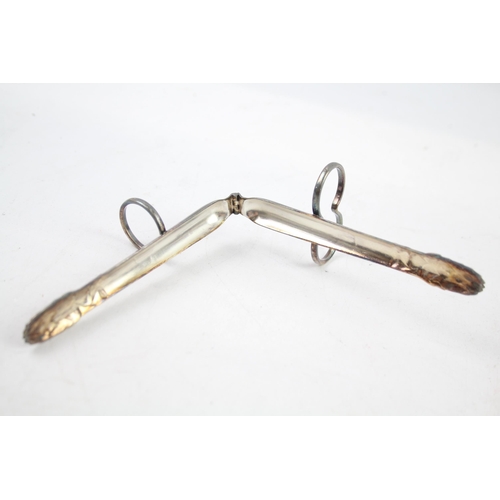 2478 - A pair of silver plated asparagus tongs - approx. gross weight 96g