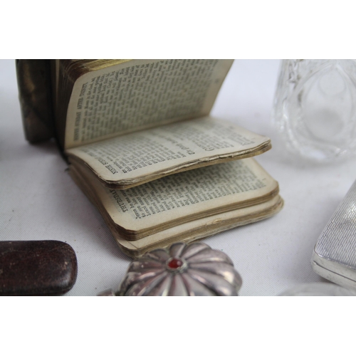 2479 - Ten .925 sterling silver items to include scent bottles, purses, silver fronted prayer book, compact... 