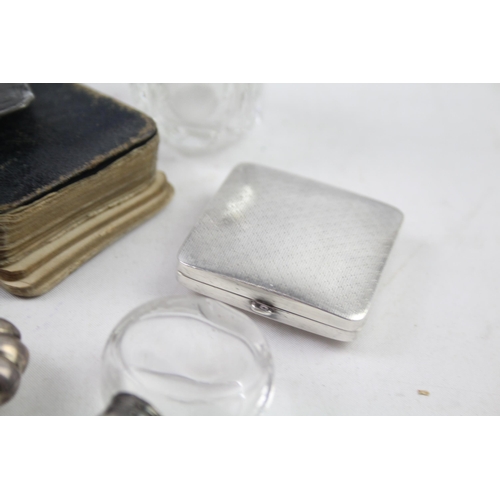 2479 - Ten .925 sterling silver items to include scent bottles, purses, silver fronted prayer book, compact... 