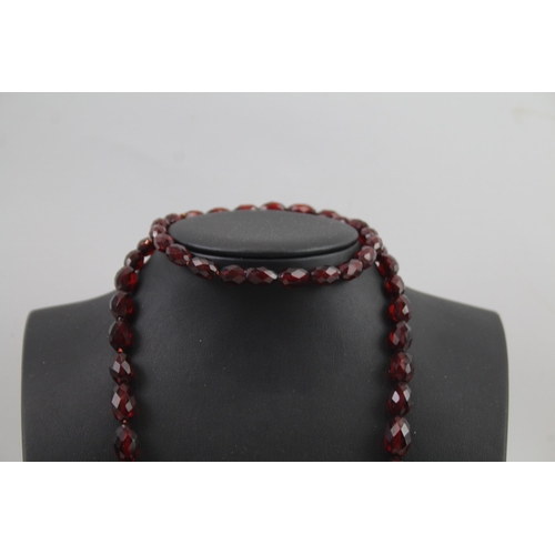 2336 - A graduated cherry bakelite necklace - approx. gross weight 77g