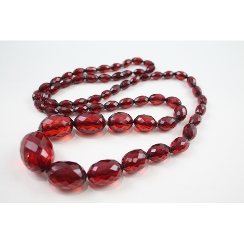 2336 - A graduated cherry bakelite necklace - approx. gross weight 77g