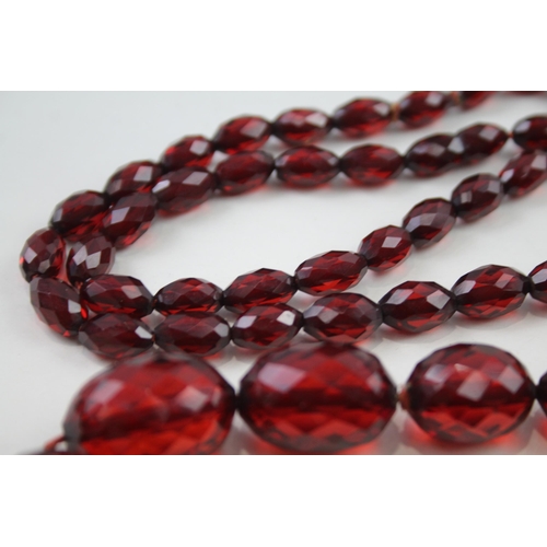 2336 - A graduated cherry bakelite necklace - approx. gross weight 77g