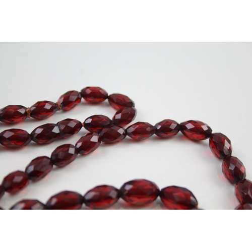 2336 - A graduated cherry bakelite necklace - approx. gross weight 77g