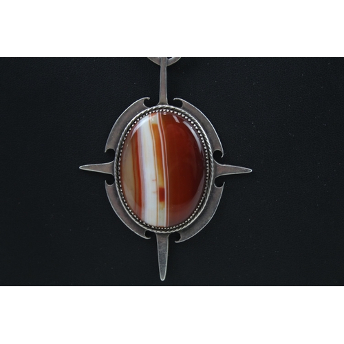 2337 - A mid 20th century silver and agate necklace - approx. gross weight 51g